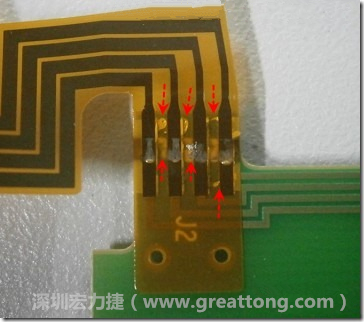 這張圖所顯示的，PCBA工廠實(shí)際進(jìn)行HotBar(熱壓熔錫焊接)焊接的時(shí)候，經(jīng)常會(huì)出現(xiàn)這類(lèi)焊墊之間短路的問(wèn)題，下面的圖示為比較嚴(yán)重的案例，大部分都只有部份溢錫，但這對(duì)品質(zhì)信賴(lài)杜已經(jīng)產(chǎn)生了及大的為害，既使現(xiàn)在測(cè)試沒(méi)有出現(xiàn)問(wèn)題，難保在高溫膏濕的環(huán)境下不會(huì)出現(xiàn)電子遷移(Electromigration)的現(xiàn)象。
