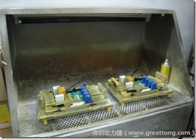 使用噴涂(Spraying)方式作業conformal coating時，需設備抽真空的設備，否則噴涂的物質會飄散到空氣當中，影響人體的健康。