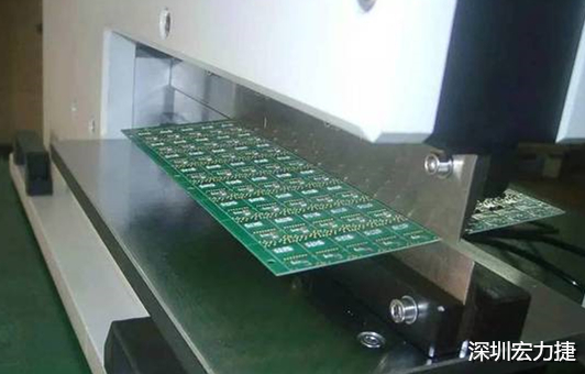 基本上V-Cut就是破壞板子結構的元兇,因為V-Cut就是在原來一大張的板材上切出溝槽來,所以V-Cut的地方就容易發生變形。